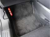 【フロアマット】フロアマットもキレイな状態となっております。ご納車前にも徹底的に洗浄・掃除した後ご納車させていただきます。お近くのスズキ自販島根までお越しください。