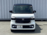 LEDヘッドライトは、本当に明るくて安全です。暗い夜道からお客様を守ってくれます。運転しやすいですし、自慢にもなるかも?黄色いハロゲンライトと見比べてください。