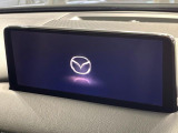 【10.25インチマツダコネクト】車内の雰囲気にマッチした大型ディスプレイ。スマホ接続でのナビ使用やBluetooth再生等、様々な機能が楽しめます。直感的なダイヤル操作が可能で、使い勝手も良好です。