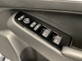 ハンドルの右側に電動格納付きパワーミラーの操作スイッチがついています。左右のサイドミラーの角度調節も微調整ができて便利です。パワーウインドウは運転席でドア4枚とも上下の操作ができるようになっています。