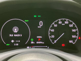 必要な情報をひと目で確認できるメーターは、視認性に優れています。運転中の安全をサポートし、快適なドライブを演出します。