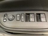 ハンドルの右側に電動格納付きパワーミラーの操作スイッチがついています。左右のサイドミラーの角度調節も微調整ができて便利です。パワーウインドウは運転席でドア4枚とも上下の操作ができるようになっています。