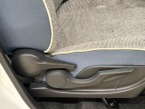 運転手の体格に合わせて運転席の座面の高さ調整ができるシートリフターが付いてます