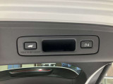 パワーテールゲートだから荷物を抱えていても楽に開け閉めできます。予約クローズボタンを押して車から離れるだけで、クローズもできます。