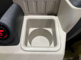 手の届きやすい所にある運転席ドリンクホルダーです。