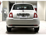 真ん中に輝く「FIAT」のエンブレムが、イタリアからやってきた特別なクルマであることを物語っています。