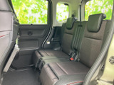 後席からもアクセスしやすい、便利な収納スペース。荷物を整理して収納できるので、車内がすっきり片付きます。快適な空間を保ちます。