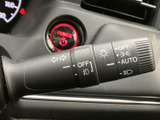 直感的な操作で、安全な車線変更をサポート。視認性の高いデザインで、周囲の安全確認も容易です。
