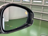 ブラインドスポットインフォメーションは走行中、斜め後ろに車両を感知すると、ドアミラー上のマークを点灯してお知らせします