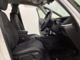 広い足元にゆったり座れるシートには肘掛けも装備しており長距離の運転でも疲れにくくなってます。女性でも運転がしやすいように、シートの高さ調整機能(シートリフター)がついています。