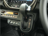 ◆ハンドル・インパネシフト◆シフトノブはインパネに配置されているので、運転席&hArr;助手席の移動が簡単。