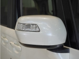 【ドアミラーウインカー】ウインカーと連動してミラー外側部分が点灯します。対向車や歩行者、並走するバイクや自転車からの視認性が上がります。