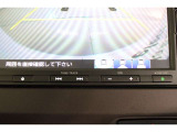バックをするとき自動でリアの様子が映る『リアカメラ』付き!ナビ画面で確認しながらバックができ、ガイドラインで距離感がつかめるので後ろの壁も安心ですね。でも、周りへの目視も忘れないでくださいね!