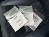 メンテナンスノート、取扱説明書ですね。 車の情報が凝縮されています。 車の整備記録が記載されている大事な物ですよ。