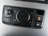 マツダコネクトを手元で操作するコマンダーコントロールはスイッチ類も大きく操作しやすく作られています。