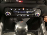 運転席/助手席が独立して調節可能な花粉除去フィルター付きフルオートエアコンです。