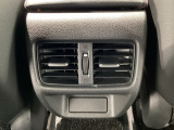 後部座席にもエアコンの吹き出し口があるので車内全体を快適に過ごすことができます。