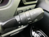 直感的な操作で、安全な車線変更をサポート。視認性の高い表示で、周囲の安全確認にも役立ちます。