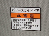 最も気になる室内は、特にこだわってクリーニングしております。マットやシートだけではなく、エアコンの吹き出し口やドアノブの隙間など、様々なブラシや道具を使い分けて、隅々までクリーニングしております。