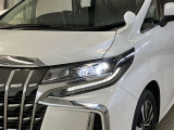 【オートマチックハイビーム】フロントガラス上部に設置されたカメラセンサーにより前方車両のランプや街路灯などの明るさを判定、自動的にハイビームとロービームを切替。