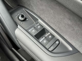 ミラーヒーター、ミラー格納、ミラー調整スイッチ、窓の開閉操作。Audiでは触感開発チームがあり、クリック感は操作する喜びを感じていただけます。