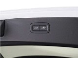 テールゲートには、スイッチ一つで開閉可能な電動開閉機能を装備。また、リアバンパーの下で足を動かすだけで開閉できる、ハンズフリー・オープニング/クロージング機構も搭載しています。