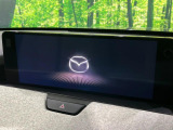 【12.3型マツダコネクト】車内の雰囲気にマッチした大型ディスプレイ。スマホ接続でのナビ使用やBluetooth再生等、様々な機能が楽しめます。直感的なダイヤル操作が可能で、使い勝手も良好です。