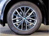 【BMWアロイホイル】軽量かつ強度に拘ったアロイホイル。走行性能ポテンシャルを引き出す設計。車の足元を引き締めてくれる大きなポイントはアロイホイルです。