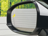 【ブラインドスポットモニター】走行中、ドアミラーの死角になりやすい箇所に後続車が接近するとサイドミラーのレンズに警告を表示!ドライバーに注意喚起をしてくれます。