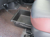 ■助手席シート下にはシートアンダーボックスを採用しており、車検証などを入れるのに便利です♪