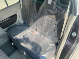 後部座席も十分な広さがあります!シートを倒せば荷物もさらに沢山積めますね♪