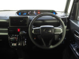 運転席まわり。スイッチやレバー等が使いやすく配置されています。