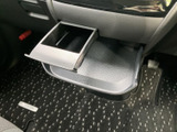雨天時や視界不良時の運転をサポートするワイパーの操作レバー。ひとつのレバーで簡単に操作できるため、運転中の視線をそらすことなく、安全性を高めます。