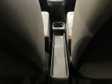 前席シートの間にあるセンターロングコンソールトレーです。