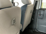 【フック】フックの用途は様々。手荷物のバッグや買い物袋、ビニール袋をぶら下げてゴミ箱にしても良いですね♪