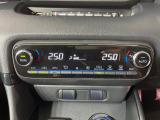 【オートエアコン】一度お好みの温度に設定すれば、車内の温度を検知し風量や温度を自動で調整。暑い&hellip;寒い&hellip;と何度もスイッチ操作をする必要はありません。快適な車内空間には必須の機能ですね♪