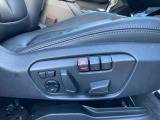 運転席はメモリー機能付きの電動シートが装備されております。