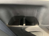 後部座席にもドリンクホルダーが付いています
