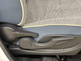 運転手の体格に合わせて運転席の座面の高さ調整ができるシートリフターが付いてます