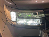 対象物が見やすく白く明るい光で夜間走行をサポートするフルLEDヘッドランプ(クリアランスランプ、マニュアルレベリング機能付き)を装備