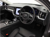 インストルメントパネルは僅かに運転席側へと傾けられているほか、余計なスイッチ類を可能な限り排し、運転に集中しやすい環境を造り出しています。