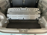 【ラゲージアンダーボックス】転がりやすい小さなお荷物などはこちらのボックスがお役立ち。スペースを有効活用しスッキリした車内空間に!