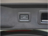 【パワーリアゲート】スイッチを操作することにより、リアゲートが自動で開閉します。自動開閉中のリアゲートを、半開以上の位置で止めることができます。