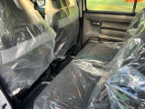 後部座席も十分な広さがあります!シートを倒せば荷物もさらに沢山積めますね♪