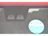 予防安全機能「スマートアシスト」を装備しています。安全機能の詳細は販売店スタッフまでおたずねください。機能を過信せず、必ずご自身で安全運転を行ってください。