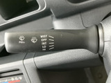 雨天時や視界不良時でも、安心して運転できるワイパー機能。ワンタッチで操作できるレバーで、ドライバーの負担を軽減します。多様なモードで、状況に応じた最適な運転をサポートします。