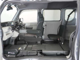 拡大した広くフラットな荷室は、大きな荷物の積み込みはもちろん、車中泊にも適したスペースとなります。
