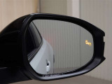 隣車線を走る車両をレーダーで検知し、ドアミラーでは確認しにくい後側方エリアに存在する車両に加え、急接近してくる車両も検知します。車両を検知するとドアミラーに搭載されたLEDインジケーターが点灯します。
