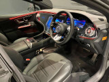 【ヘッドアップディスプレイ】速度やナビゲーションのルート案内等が運転席側のフロントガラスに投影されます。ドライバーは、視線を保ったまま安全に運転することが出来ます。