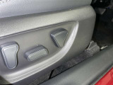 パワーシート搭載。微妙な調整が手軽にでき、ピッタリのポジションで運転することが可能です。